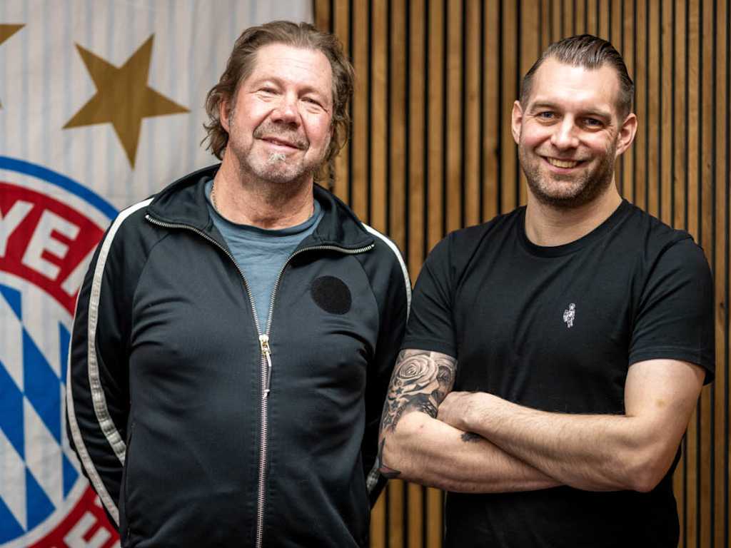 In Folge 57 des FC Bayern Podcasts über die neue Stadionhymne des FCB waren Fabian Clos (Vertreter der Südkurve) und Hans Franek (Komponist und Produzent) zu Gast.