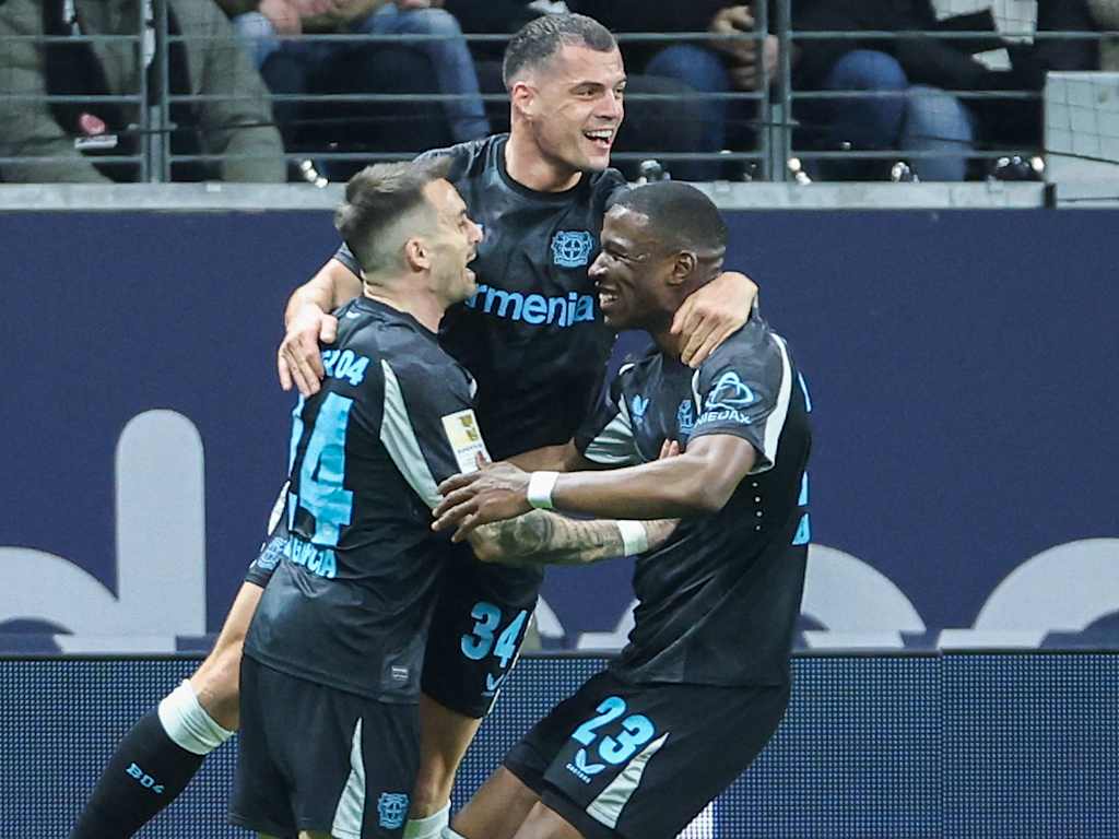 Un jugador del Bayer 04 Leverkusen celebra un gol en el partido de la Bundesliga contra el Eintracht Frankfurt.