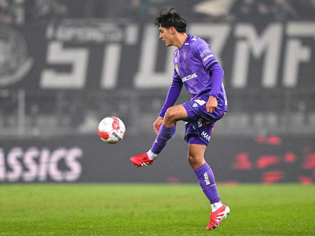 Matteo Pérez Vinlöf controls the ball against Sturm Graz.