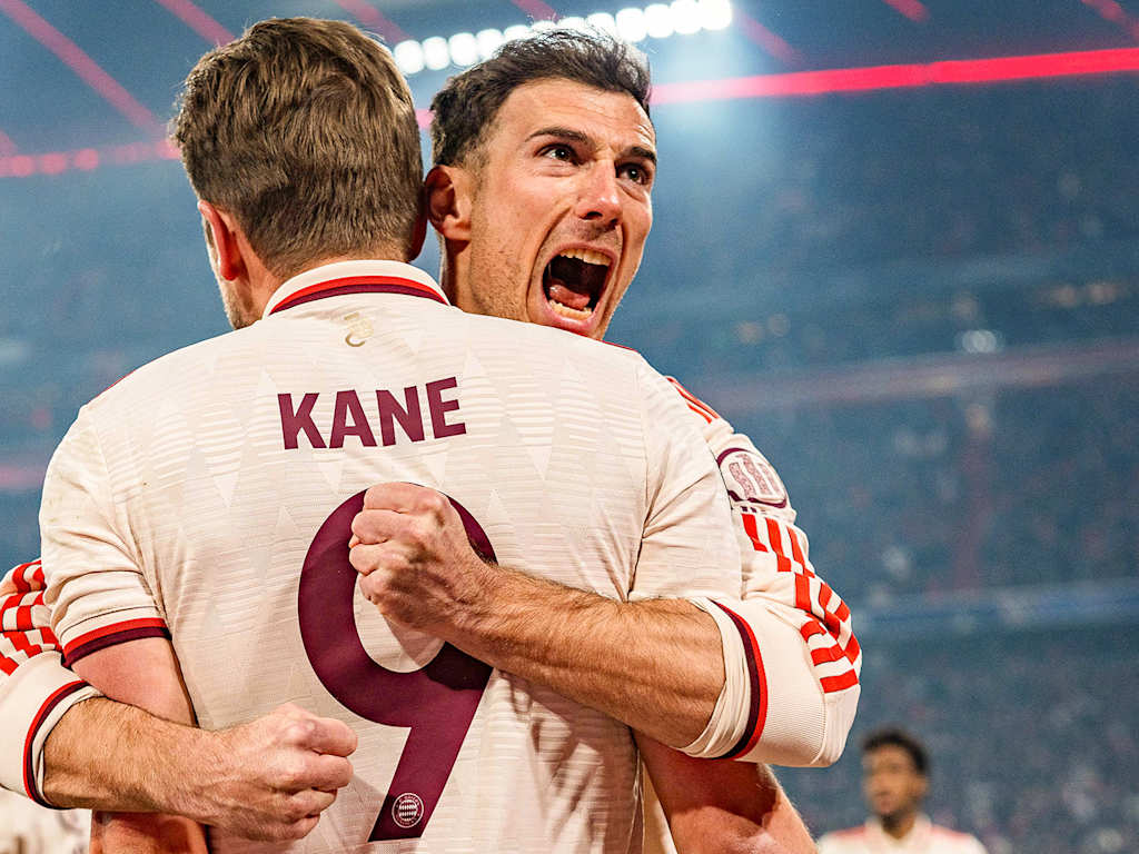 Leon Goretzka und Harry Kane bejubeln das 3:0 über Bayer Leverkusen im Hinspiel des Achtelfinals