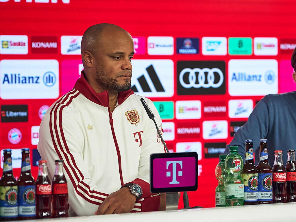 Vincent Kompany beantwortet Fragen im Pressetalk des FC Bayern