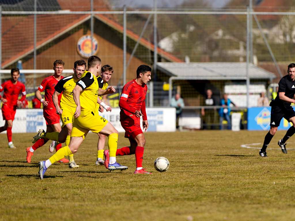 Davide Dell'Erba im Spiel der FC Bayern Amateure bei der DJK Vilzing.