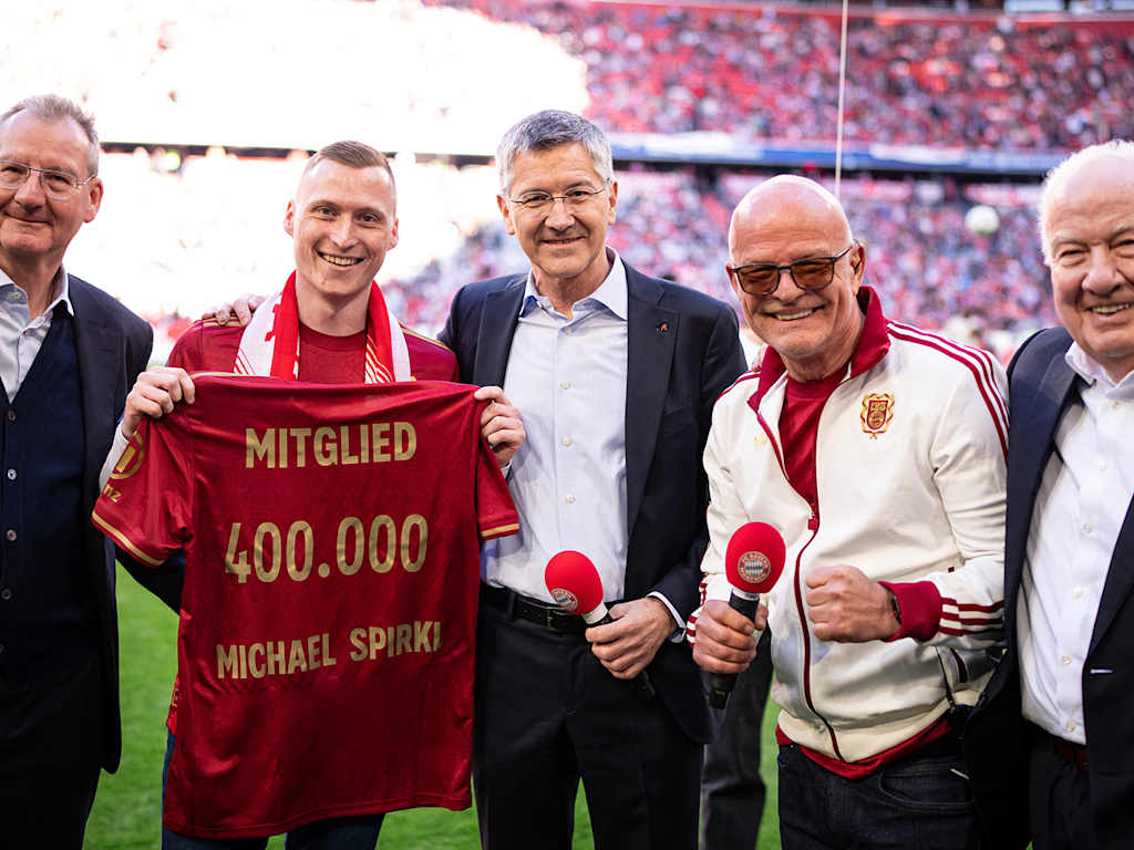 Das Präsidium des FC Bayern ehrt das 400.000. Mitglied auf dem Rasen der Allianz Arena