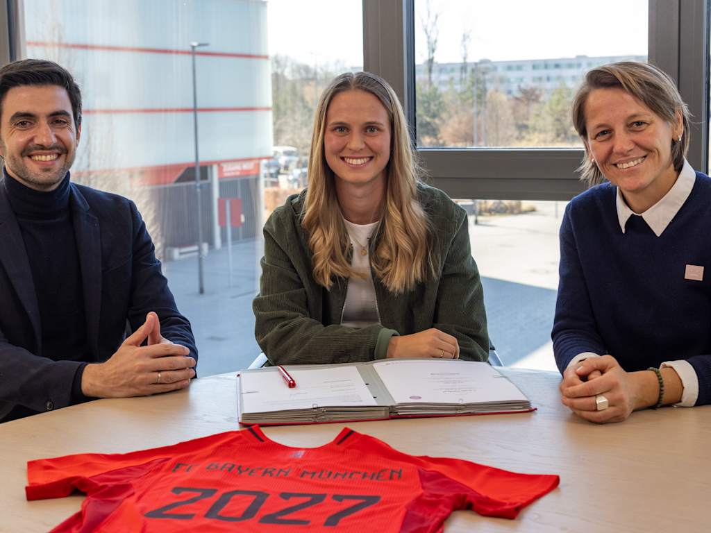 Klara Bühl signing her new contract at FC Bayern Women with Francisco De Sá Fardilha and Bianca Rech.
