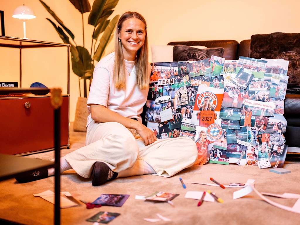 Klara Bühl wird anlässlich ihrer Vertragsverlängerung kreativ und bastelt ein Plakat zu ihrer bisherigen Fußballerinnen-Karriere.
