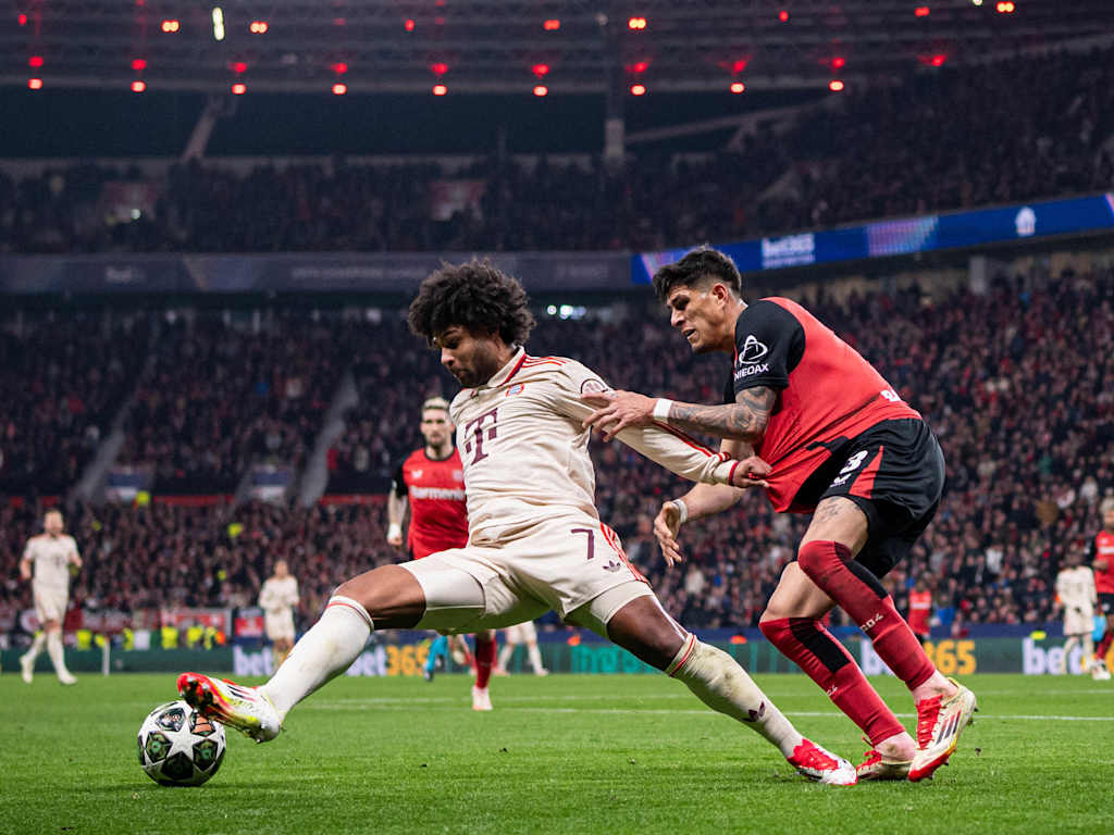 Serge Gnabyry im Zweikampf mit Piero Hincapie, Spielszene aus Bayer 04 Leverkusen - FC Bayern