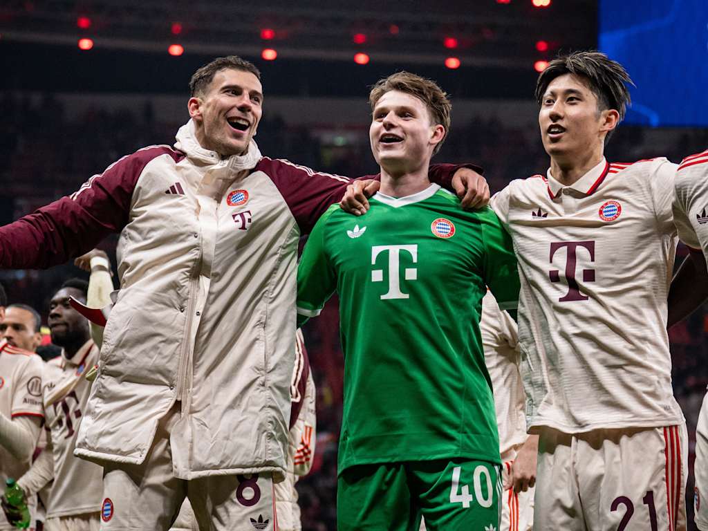 Leon Goretzka celebra con Jonas Urbig frente a la grada
