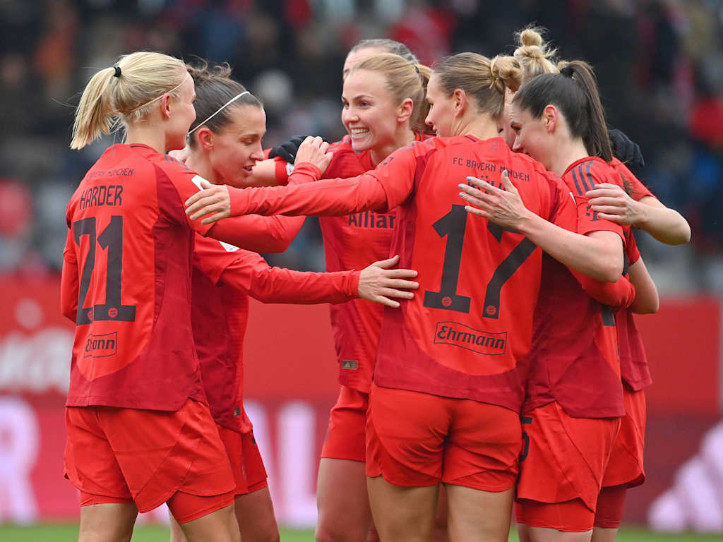 Die FC Bayern Frauen bejubeln gemeinsam einen Treffer am FC Bayern Campus.