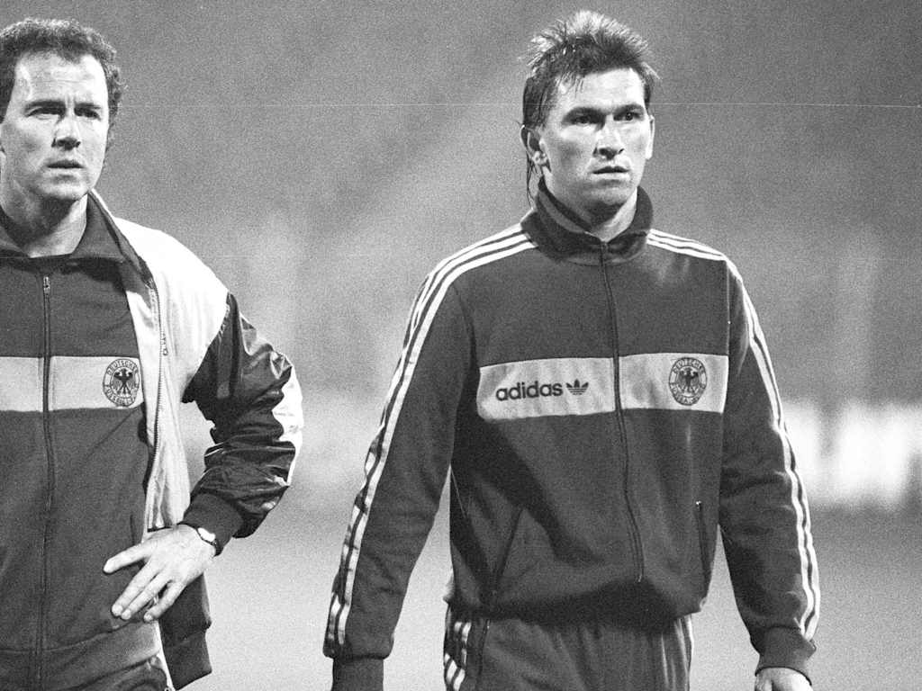 Franz Beckenbauer und Klaus Augenthaler gehen in den 80er Jahren über den Trainingsplatz