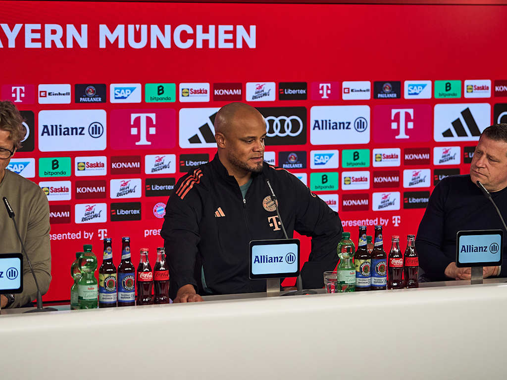 Dieter Nickles, Vincent Kompany y Max Eberl en la rueda de prensa del FC Bayern antes del partido contra el Union