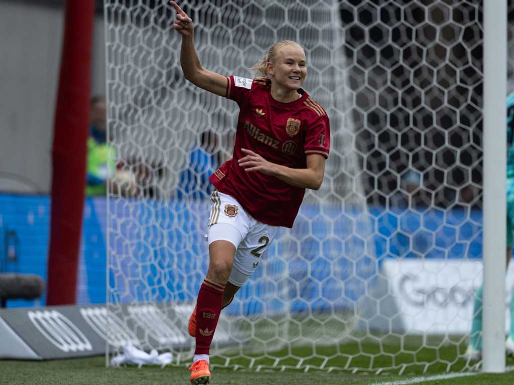 Pernille Harder jubelt im Heimspiel der FC Bayern Frauen gegen den VfL Wolfsburg.