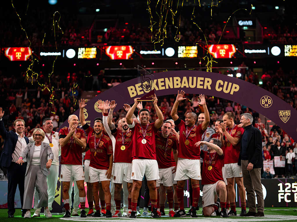 Siegerfoto FC Bayern Legends beim Beckenbauer Cup