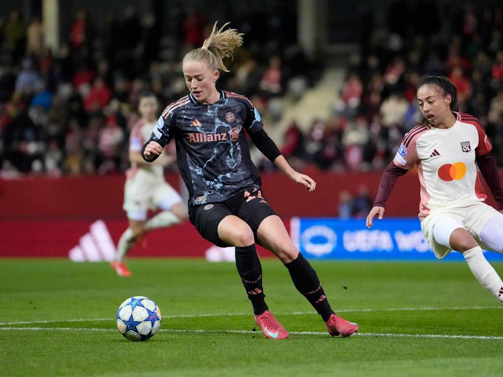 Lea Schüller im Heimspiel gegen Lyon am Ball.