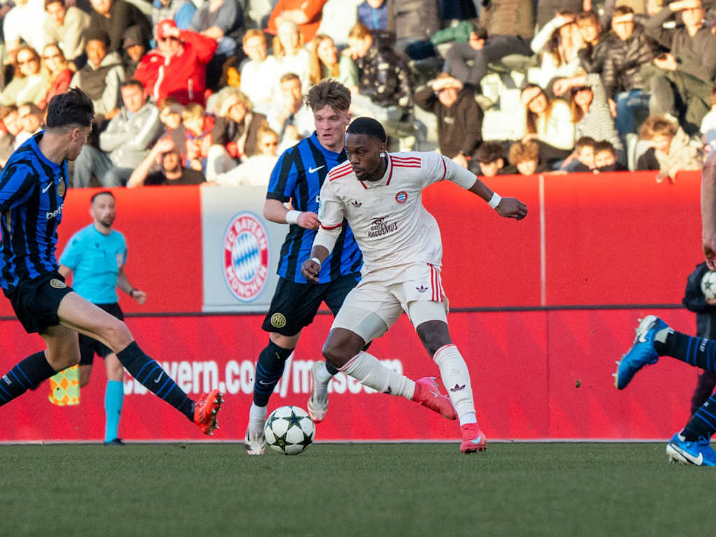 Michael Scott im Youth League-Achtelfinale gegen Inter Mailand mit dem Ball am Fuß.