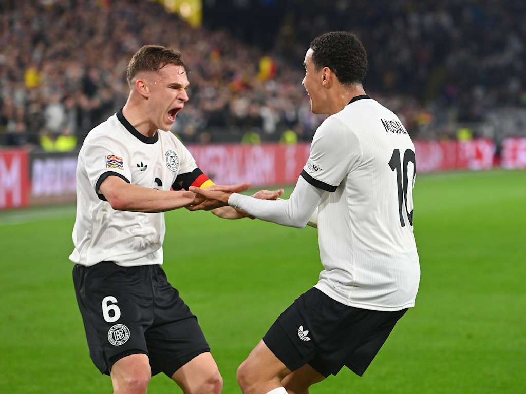 Joshua Kimmich und Jamal Musiala bejubeln einen kuriosen Eckball-Treffer gegen Italien