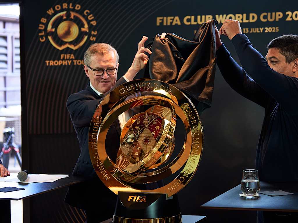 Jan-Christian Dreesen und Giovane Elber präsentieren die Trophäe der FIFA Klub-Weltmeisterschaft in der FC Bayern World.