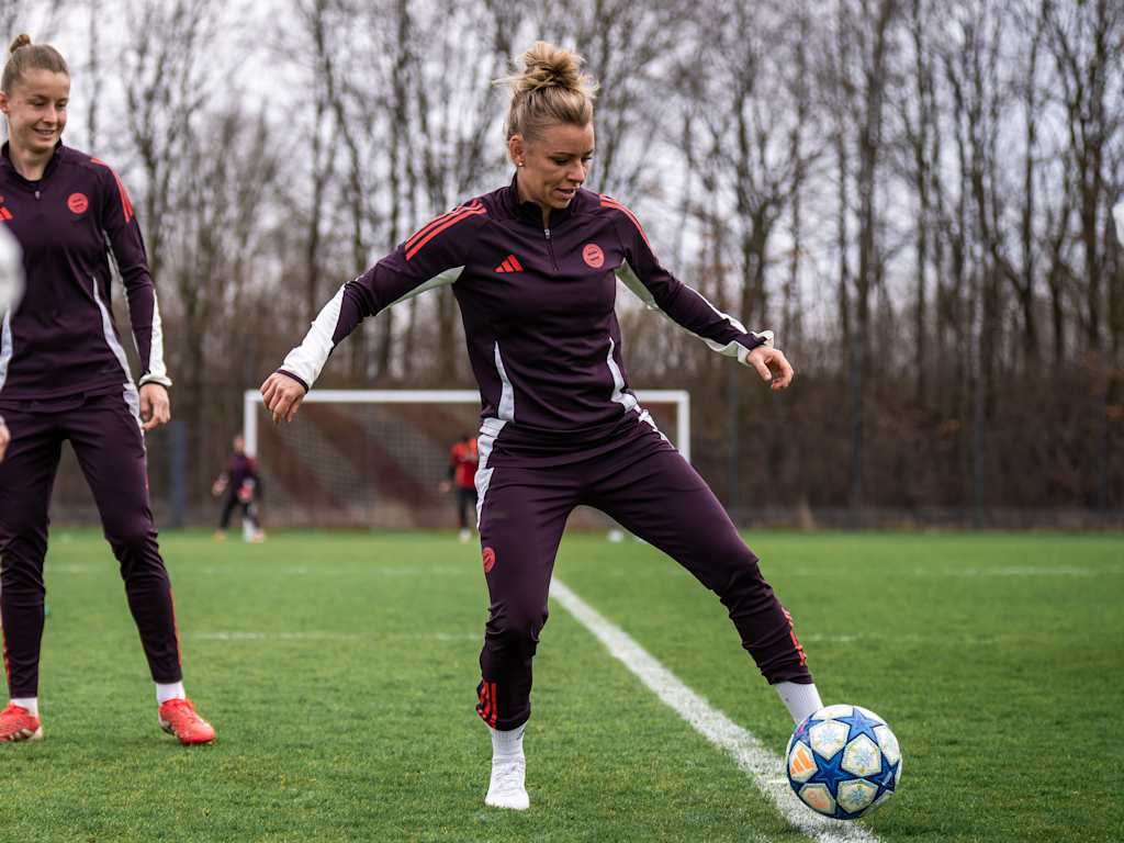 Linda Dallmann on the ball in training before the UWCL quarter-final against Olympique Lyon.