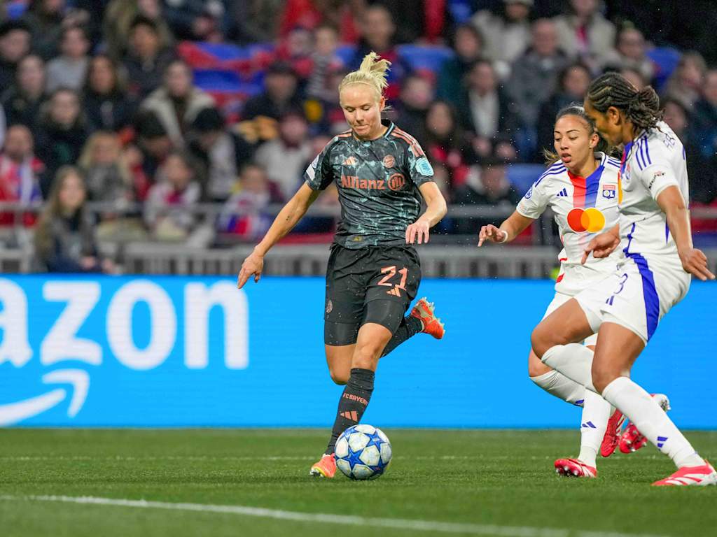 Pernille Harder im Auswärtsspiel bei Lyon am Ball.