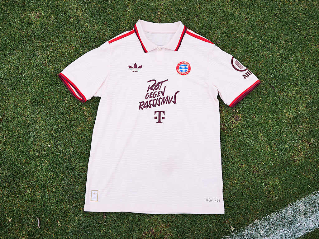 Banderín de córner del FC Bayern con la inscripción Roja contra el racismo