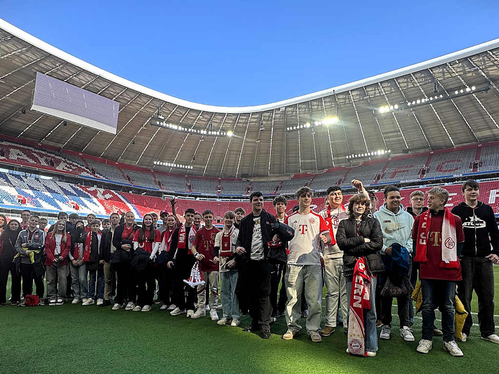 Mitglieder des FC Bayern TEENS Club in der Allianz Arena
