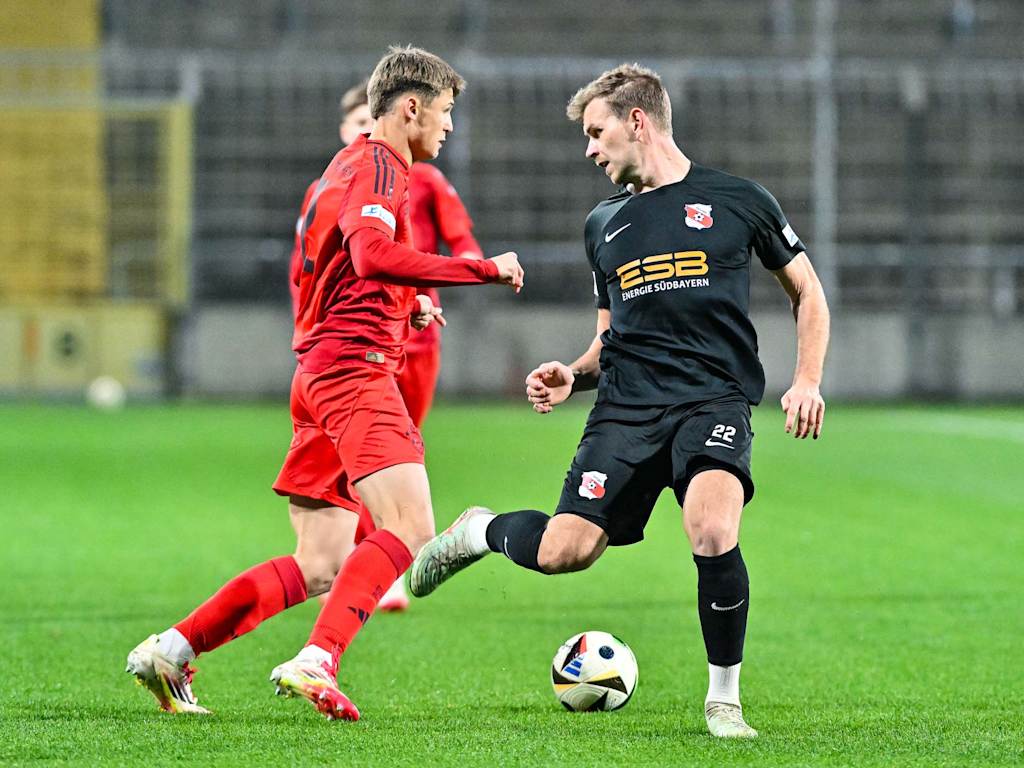 Die Amateure jubeln im Grünwalder Stadion.