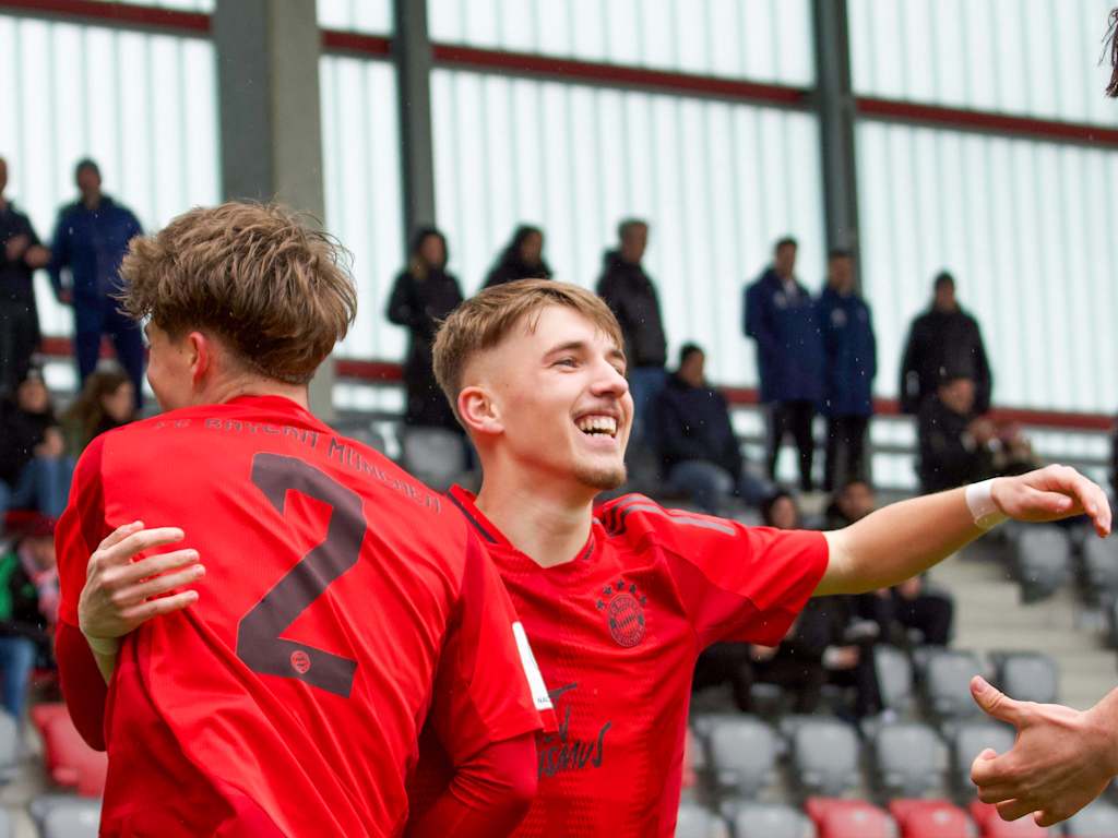 Lennart Karl bejubelt seinen Treffer am FC Bayern Campus.