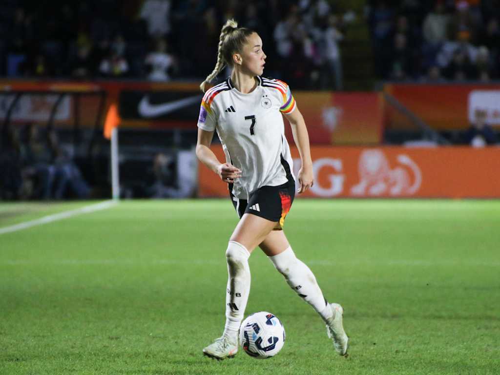 Giulia Gwinn im Trikot der deutschen Nationalmannschaft mit Kapitänsbinde am Arm.