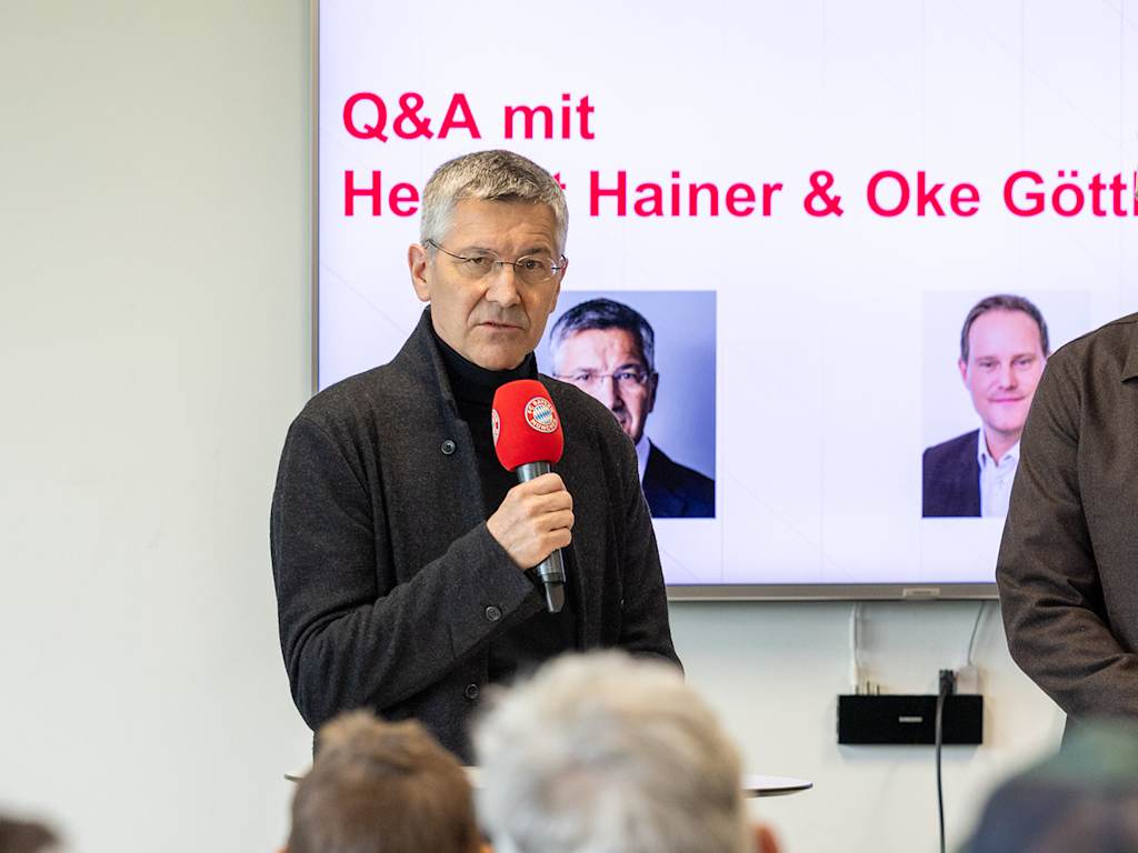 Herbert Hainer und Oke Göttlich sprechen beim Workshop  des FC Bayern und des FC St. Pauli gegen Rassismus