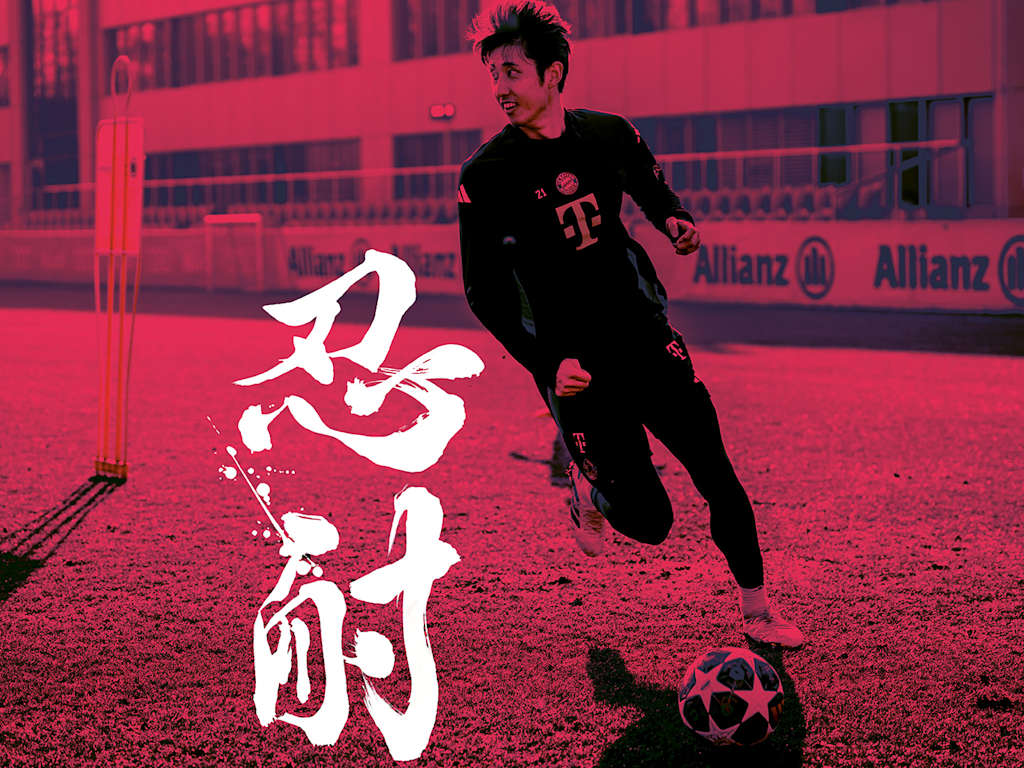 Hiroki Ito am Ball, lächelnd, im Training des FC Bayern