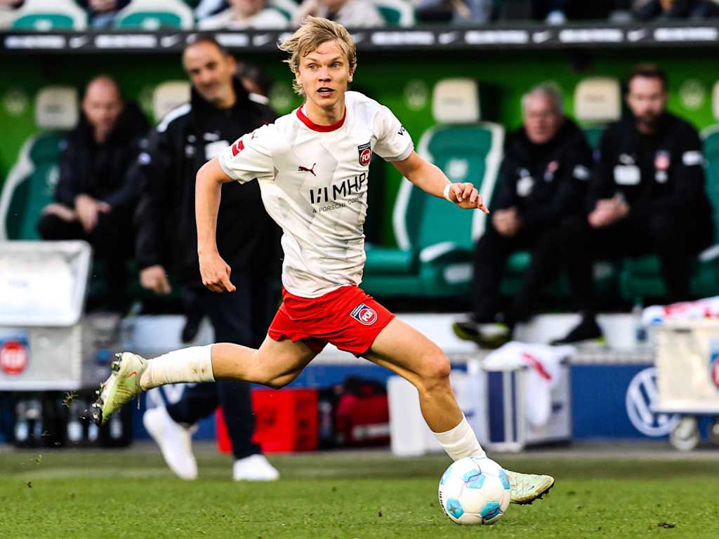 FCB-Leihgabe Frans Krätzig mit dem Ball am Fuß im Spiel gegen Wolfsburg