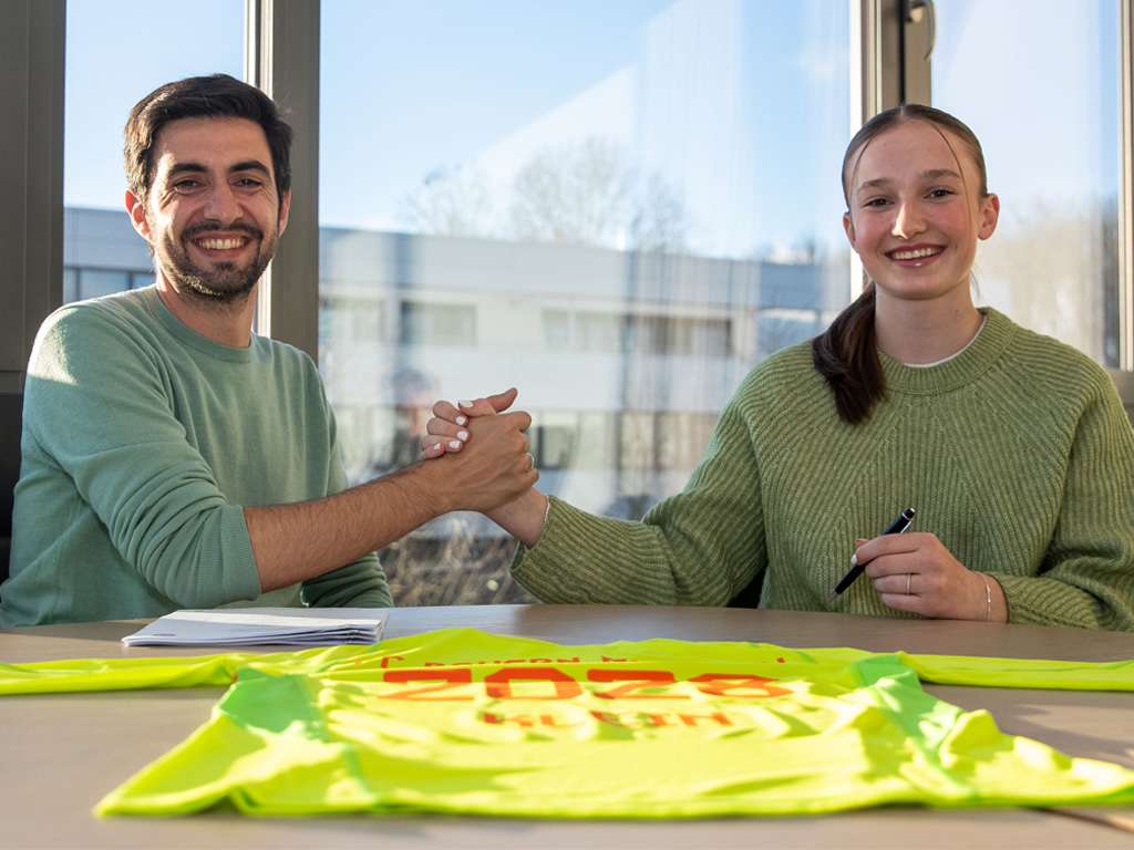 Sophie Klein bei der Vertragsunterschrift beim FC Bayern neben dem Technischen Leiter Francisco De Sá Fardilha.