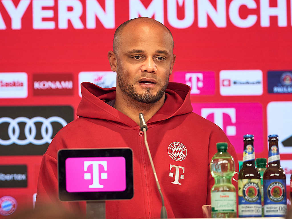 Vincent Kompany spricht im Pressetalk des FC Bayern vor dem Bundesliga-Spiel in Augsburg
