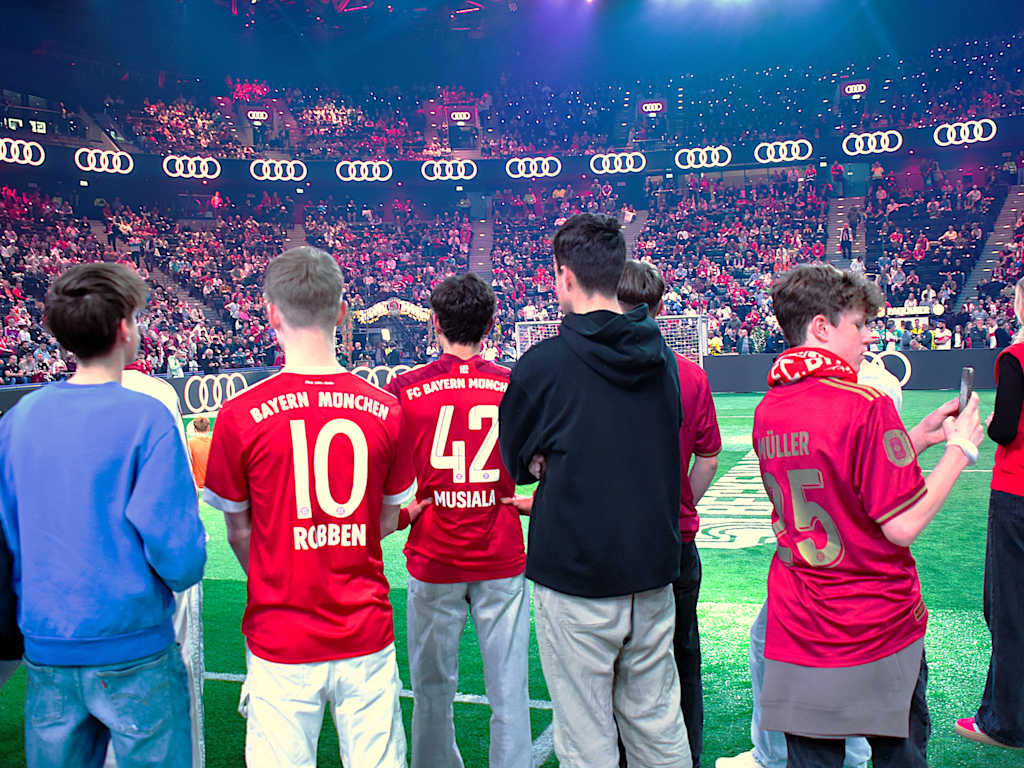 Mitglieder des FC Bayern TEENS Club beim Beckenbauer Cup