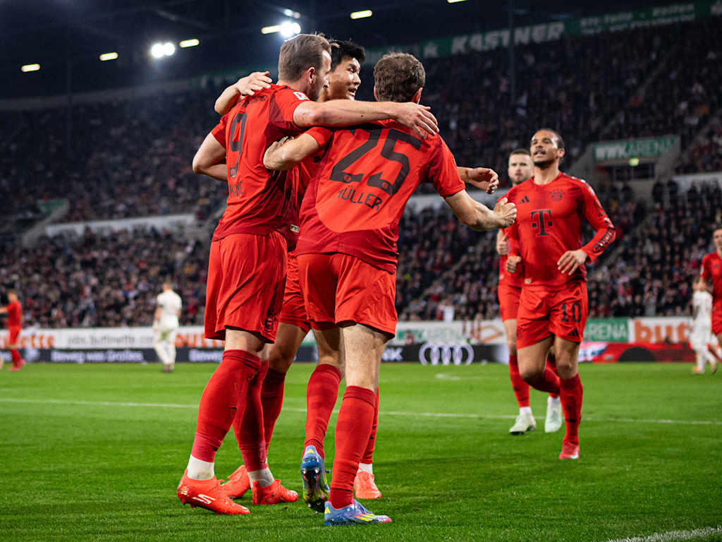 Die Mannschaft des FC Bayern jubelt über den Auswärtssieg beim FC Augsburg