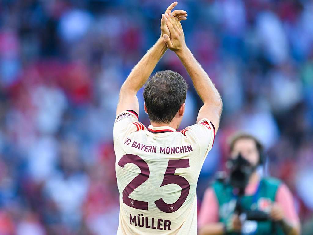 Thomas Müller applaudiert in Richtung der Fans