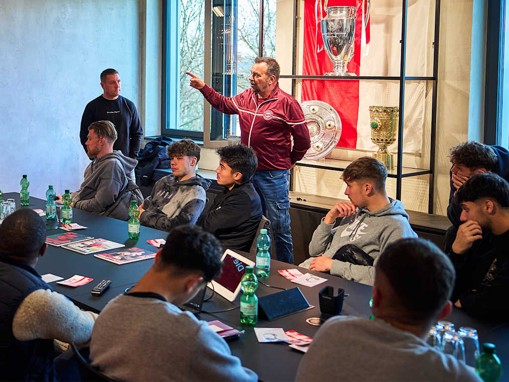 Thomas Ponetsmüller von Queerpass spricht beim Workshop vor Spielern der U23 des FC Bayern.