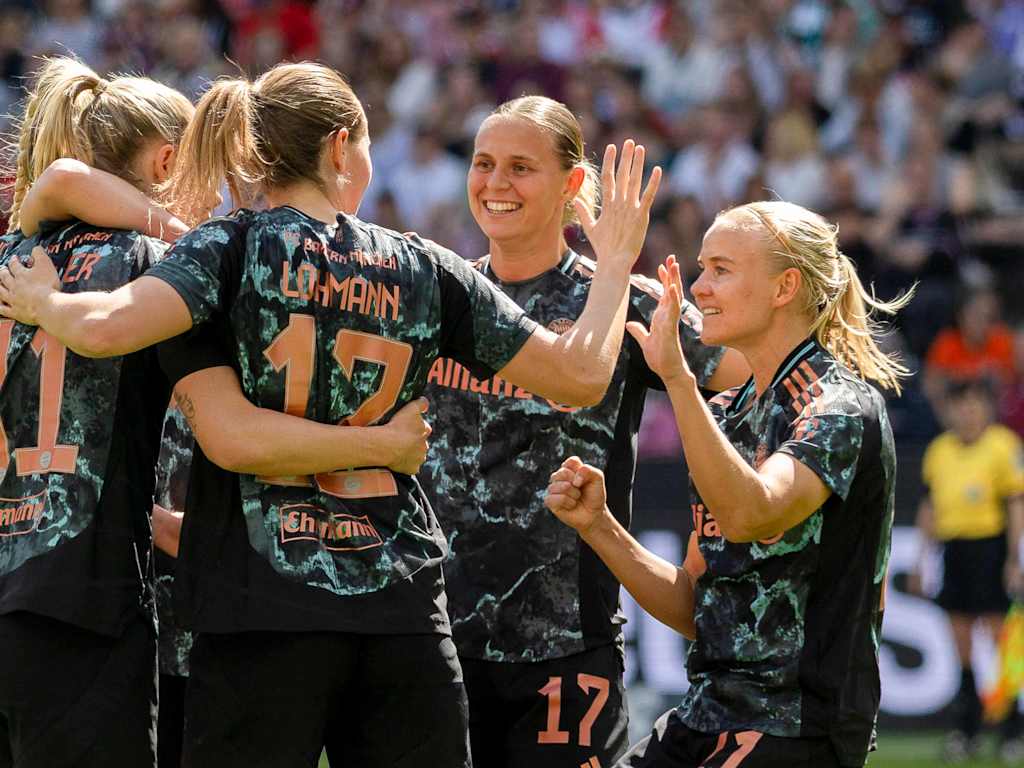Jubeltraube der FC Bayern Frauen in der Partie gegen die Eintracht Frankfurt.