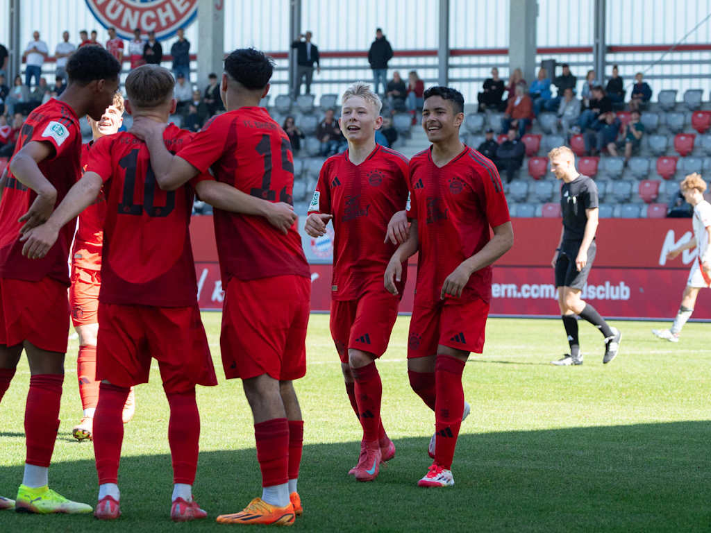 Die U17 des FC Bayern jubelt im Spiel gegen den 1. FC Nürnberg.