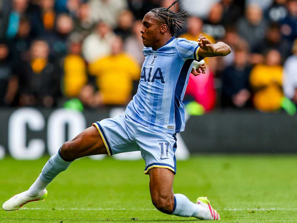 Mathys Tel am Ball beim Tottenham Hotspur Spiel.