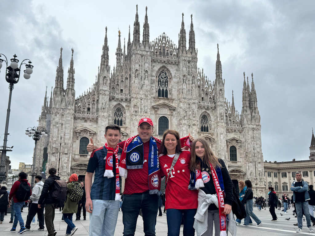 Gemeinsam mit Ehefrau Daniela, Sohn Javid und Tochter Romina ist Thomas nach Mailand gereist – zum Champions-League-Auswärtsspiel des FC Bayern gegen Inter Mailand.