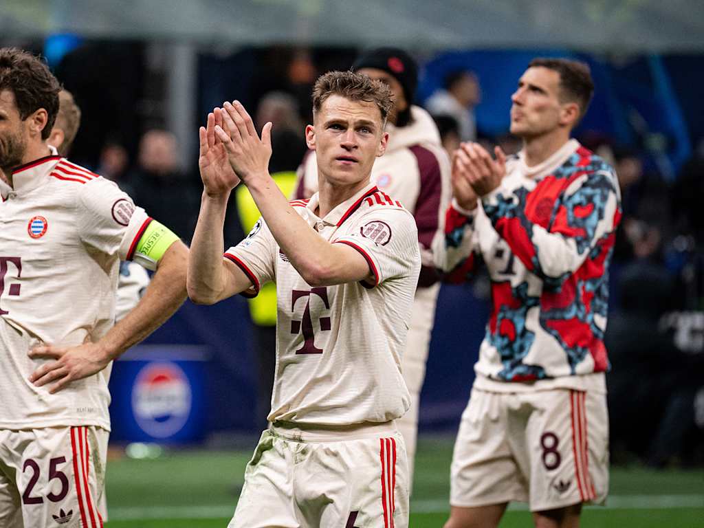 Joshua Kimmich klatscht in Richtung der FC Bayern-Fans in Mailand