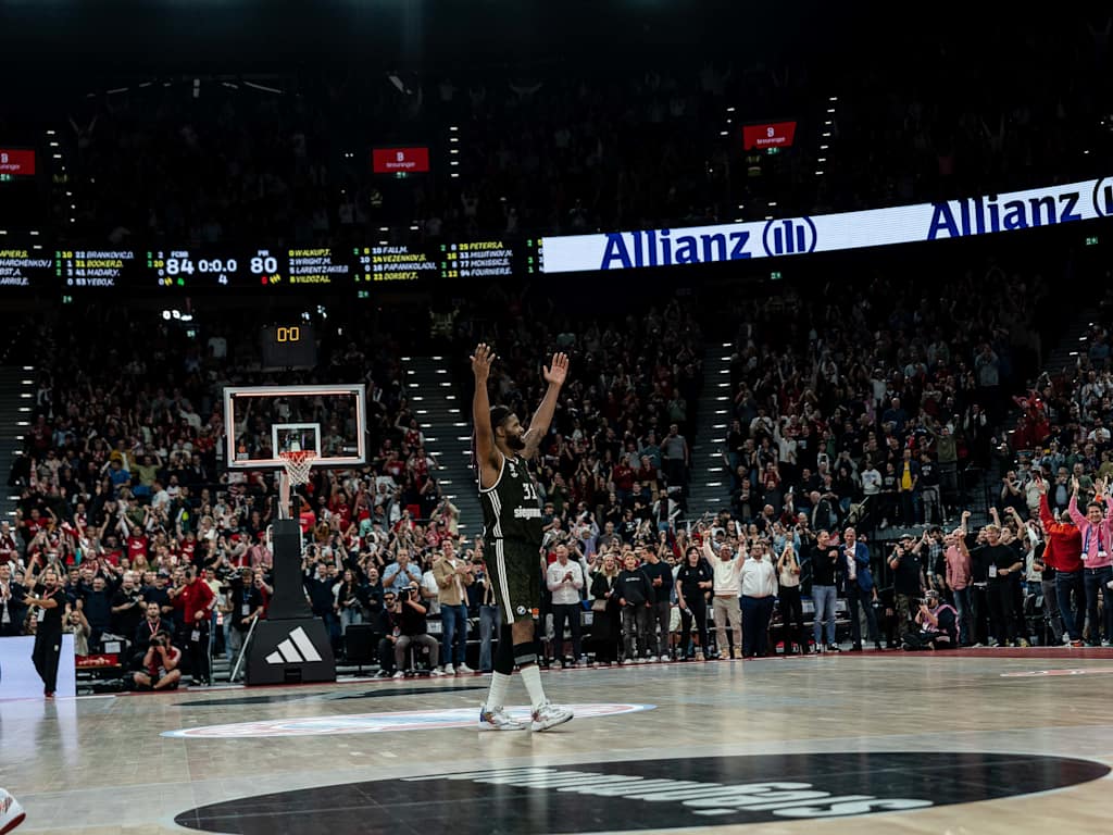 Devin Booker feiert gemeinsam mit den Fans des FC Bayern Basketball im SAP Garden, wo die BBL Playoff Heimspiele der Bayern stattfinden werden