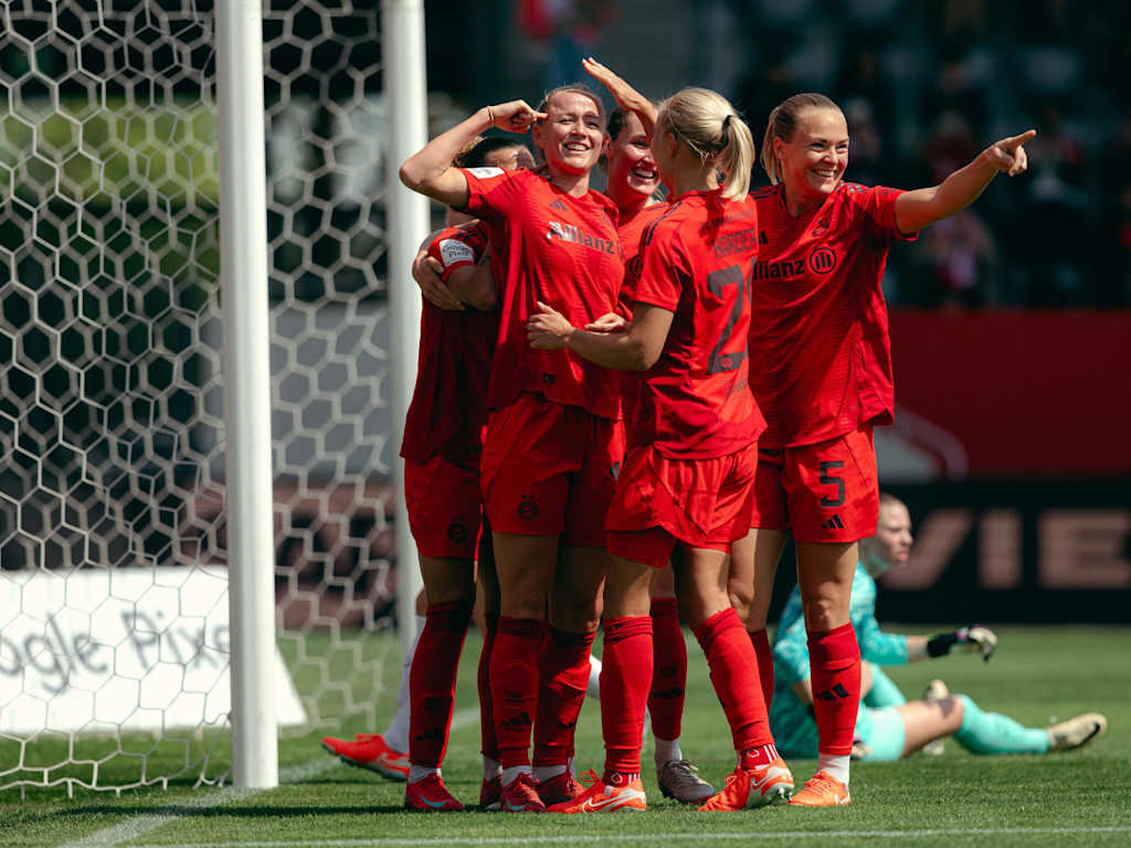 Lea Schüller celebrates with the team after her goal.