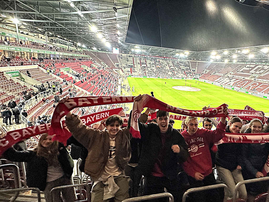 Mit dem FC Bayern TEENS-Club beim Auswärtsspiel in Augsburg