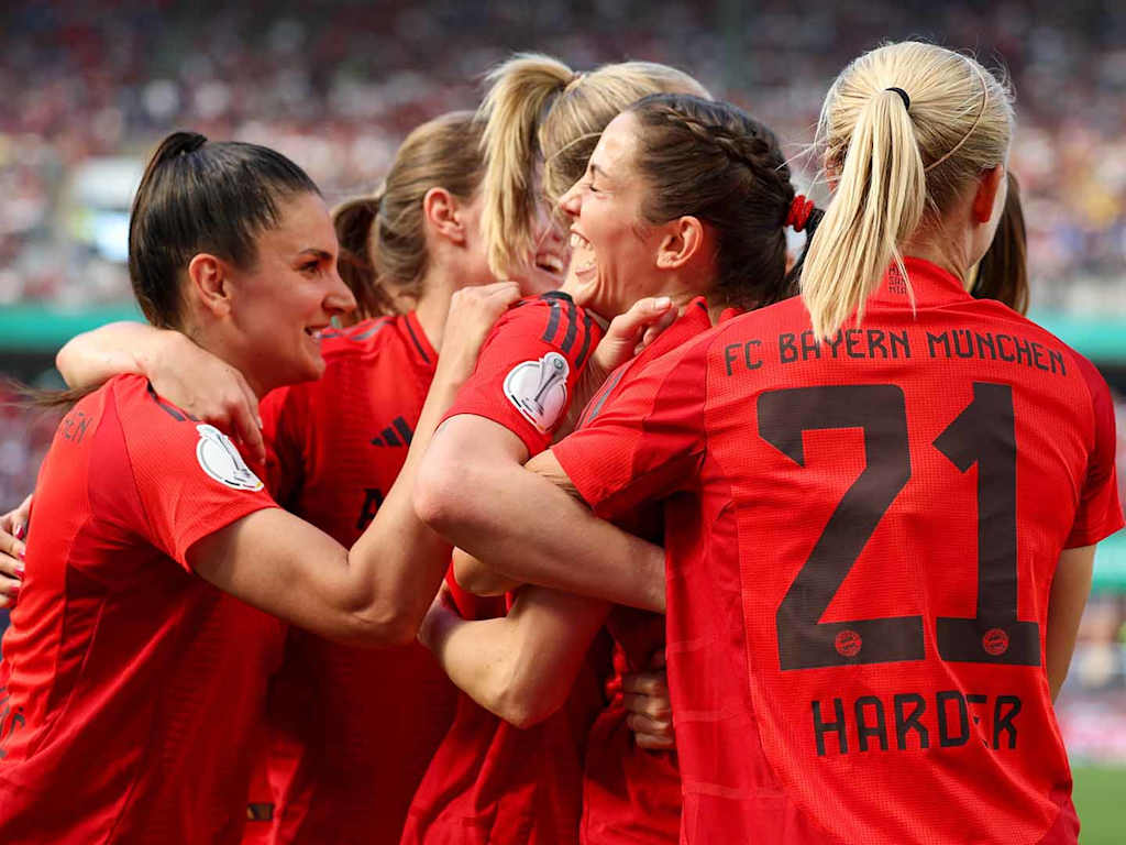 Spielerinnen des FC Bayern bejubeln ein Tor