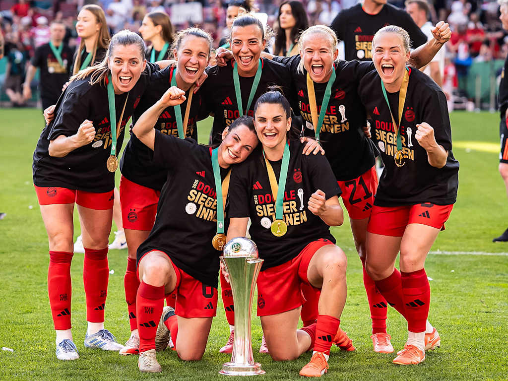Siegerfoto der FC Bayern Frauen mit dem DFB-Pokal