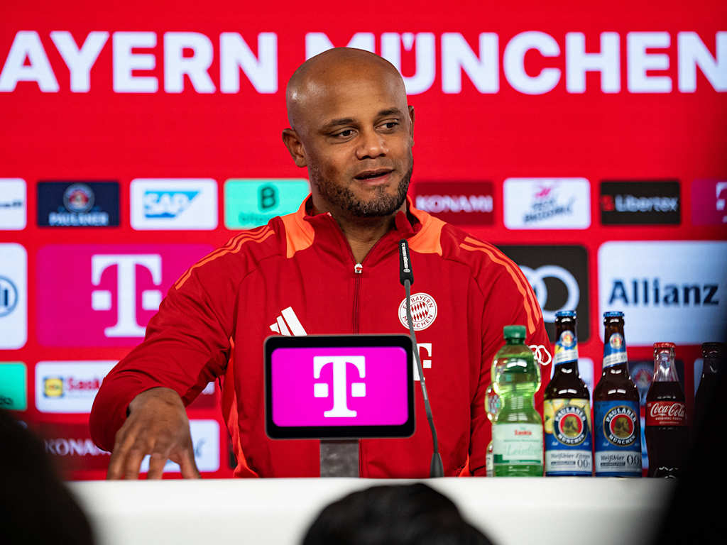 Vincent Kompany im Pressetalk des FC Bayern