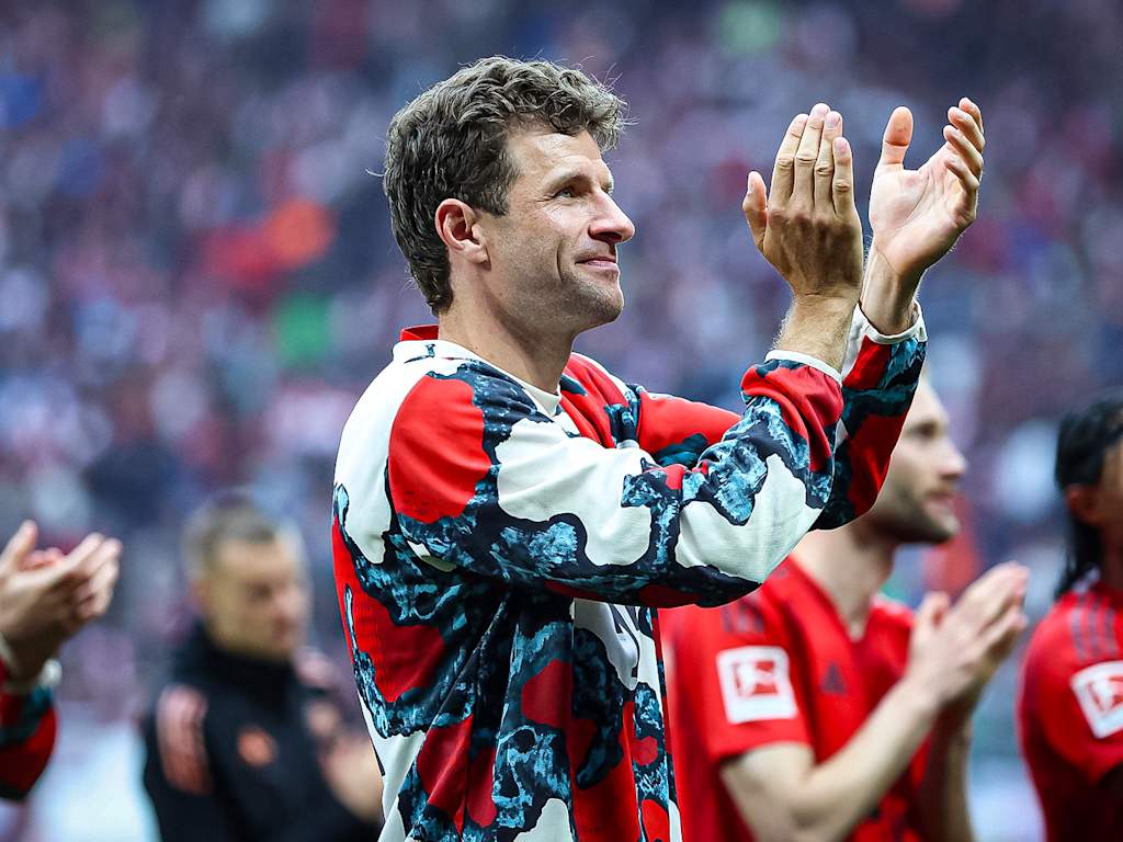 Thomas Müller applaudiert mit seinen Kollegen den Fans des FC Bayern nach dem Spiel in Leipzig