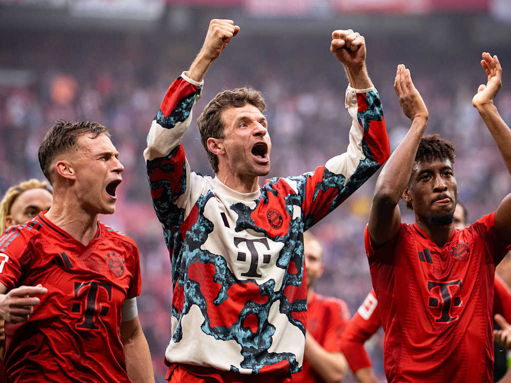 Kimmich, Müller und Coman jubeln in Leipzig mit den Fans nach dem 3:3 des FC Bayern dort.