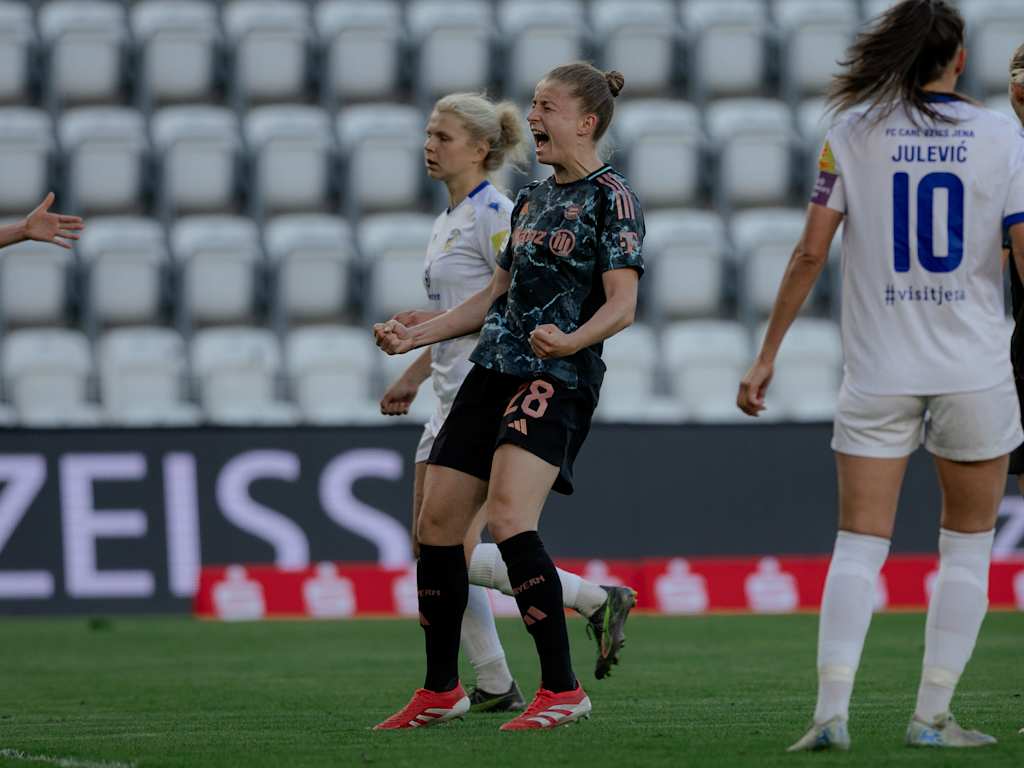 Michelle Ulbrich von den FC Bayern Frauen jubelt über ihr Tor.